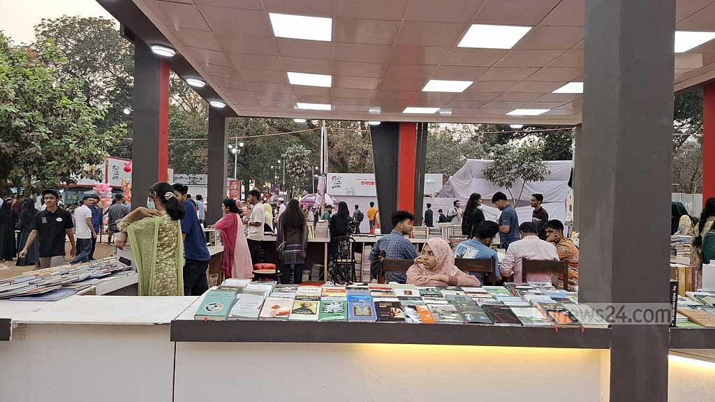 স্টলে বসে বিক্রেতাদের অলস সময় পার