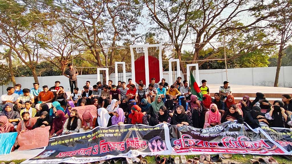 সব ধরনের অরাজকতার বিরুদ্ধে প্রতিবাদ ও বিক্ষোভ মিছিল শেষে চাঁদপুরের কেন্দ্রীয় শহীদ মিনারে সাধারণ শিক্ষার্থীর ব্যানারে সমাবেশ করা হয়। 
