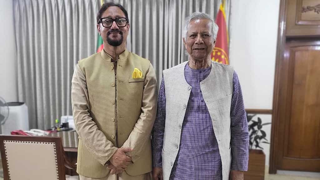 বিদায়ী অন্তর্বর্তী সরকারের প্রধান উপদেষ্টা মুহাম্মদ ইউনূসের সঙ্গে চট্টগ্রামের সিটি মেয়র শাহাদাত হোসেন। ফাইল ছবি