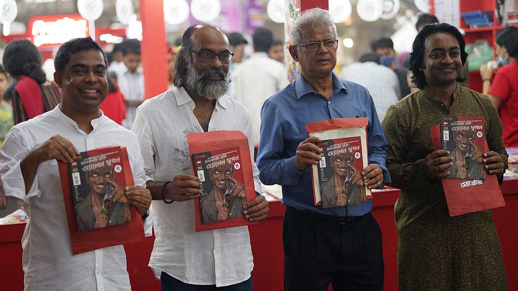 কমিক্স বইয়ের মোড়ক উন্মোচন অনুষ্ঠানে, ছবি: চরকির সৌজন্যে।