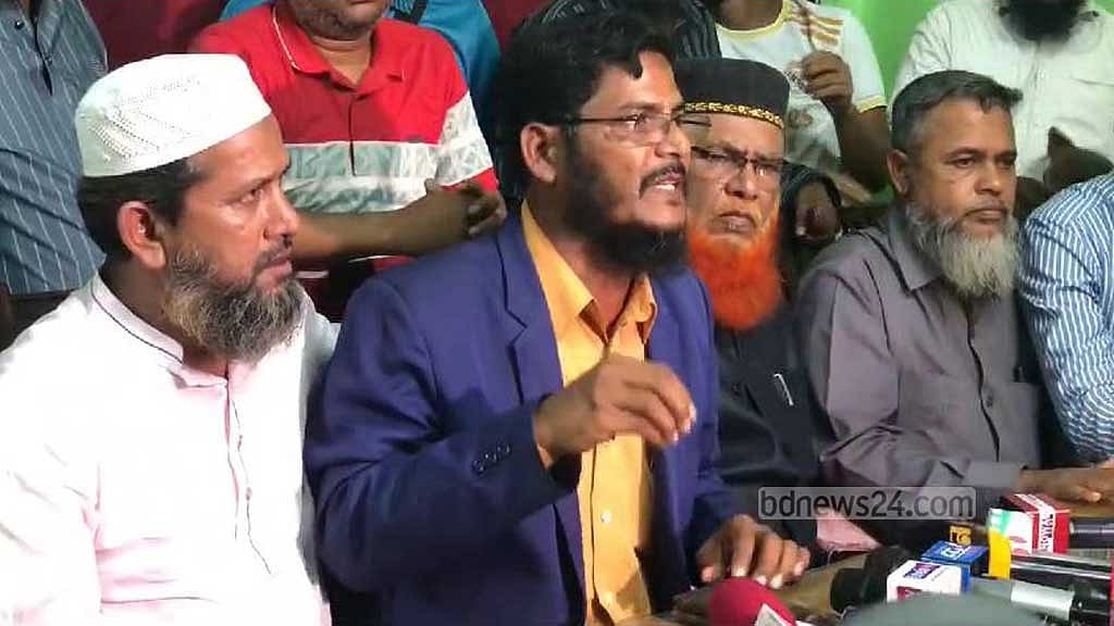 বিমান বাহিনী ঘাঁটির কাছে সংঘর্ষের ঘটনায় সোমবার সন্ধ্যায় কক্সবাজার প্রেস ক্লাবে সংবাদ সম্মেলন করে এলাকাবাসী।