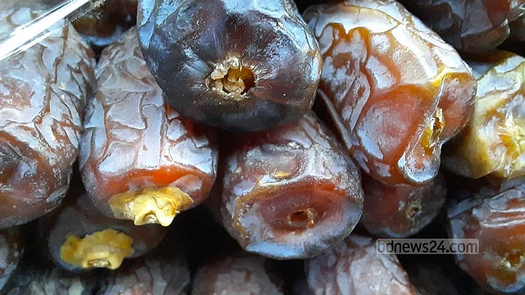 আগের বছরের বা ছয় মাস আগের আমদানি করা খেজুর এখনো বিক্রি করছেন অনেক পাইকার।