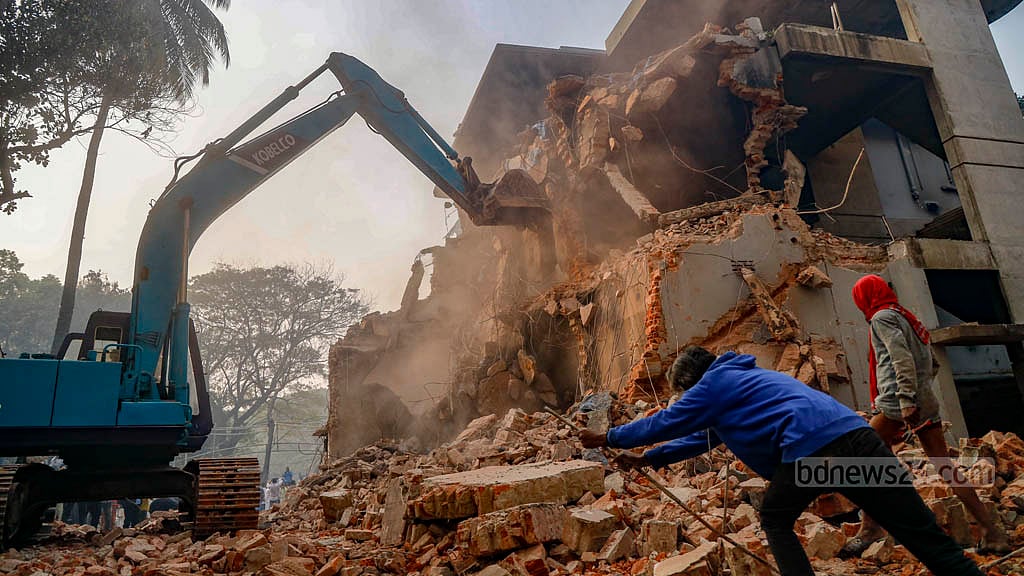 ৬ ফেব্রুয়ারি ২০২৫: ভারতে থাকা ক্ষমতাচ্যুত প্রধানমন্ত্রী শেখ হাসিনার অনলাইনে দেওয়া ভাষণের পাল্টা কর্মসূচি থেকে ধানমন্ডির ৩২ নম্বরে বঙ্গবন্ধু শেখ মুজিবুর রহমানের বাড়ি ভাঙচুর করার পর দেওয়া হয় আগুন। গুঁড়িয়ে দেওয়া হয় ভবনটির একাংশ। চালানো হয় লুটপাট। জাদুঘরে রূপান্তর করা ভবনটিতে থাকা নানা ধরনের বই, নথি ও আসবাবপত্র, এমনকি দেয়াল থেকে ইটও খুলে নিয়ে যেতে দেখা যায়। ছবি: মাহমুদ জামান অভি