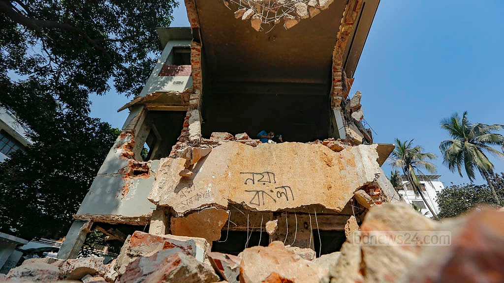 শেখ হাসিনার পতনের ছয় মাস পূর্তির দিনে ঘোষণা দিয়ে লোক জড়ো করে ভেঙে ফেলা হয় ধানমণ্ডির ৩২ নম্বরে বঙ্গবন্ধুর বাড়ি। 
