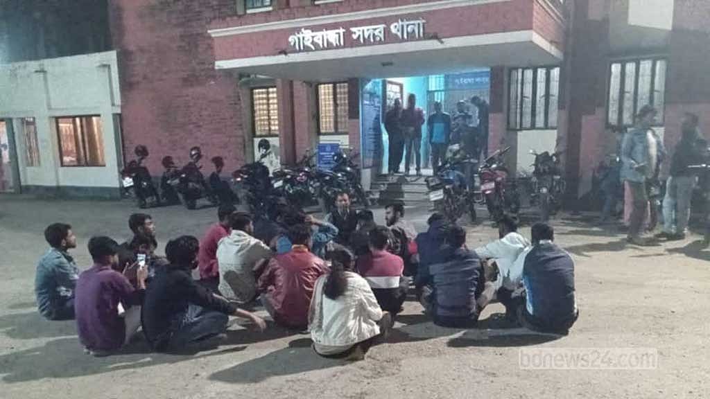 হামলাকারীদের গ্রেপ্তারের দাবিতে রাতেই গাইবান্ধা সদর থানা কার্যালয় ঘেরাও করেন বৈষম্যবিরোধী ছাত্র আন্দোলনের নেতাকর্মীরা।