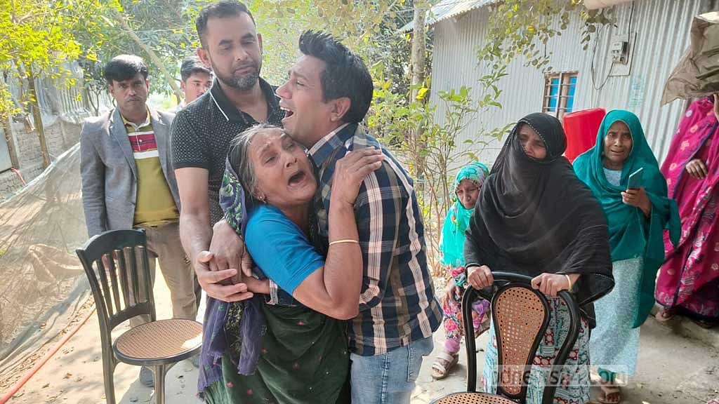 সাত্তার খন্দকারের মায়ের আহাজারি। 