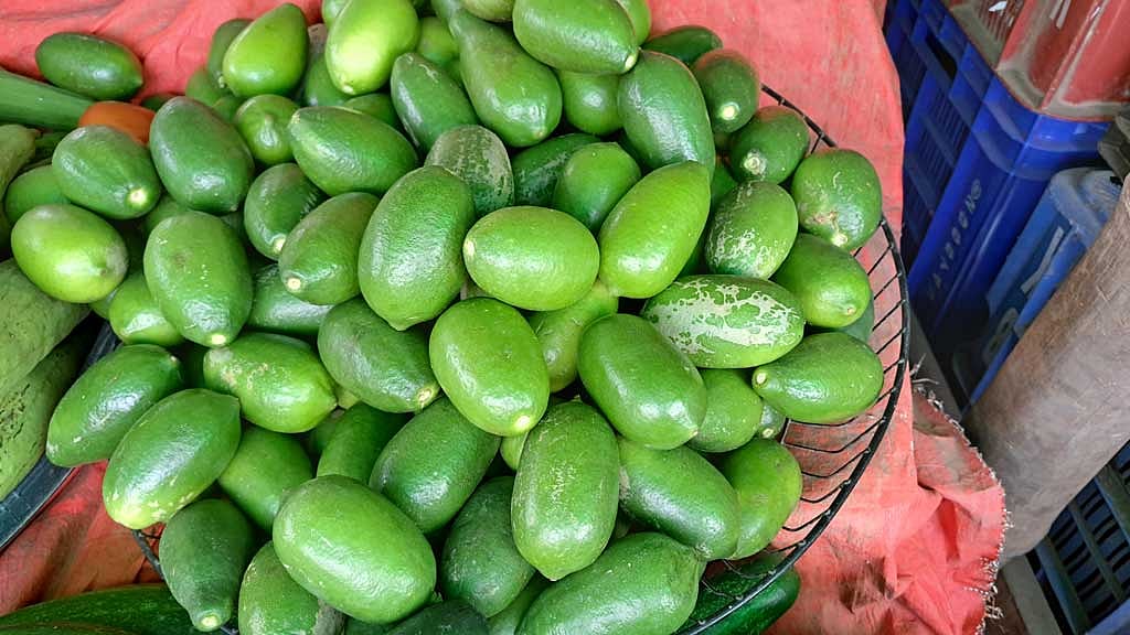  শুক্রবারের বাজারে মাঝারি আকৃতির এক হালি লেবুর দাম ছিল ৫০ থেকে ৮০ টাকা।