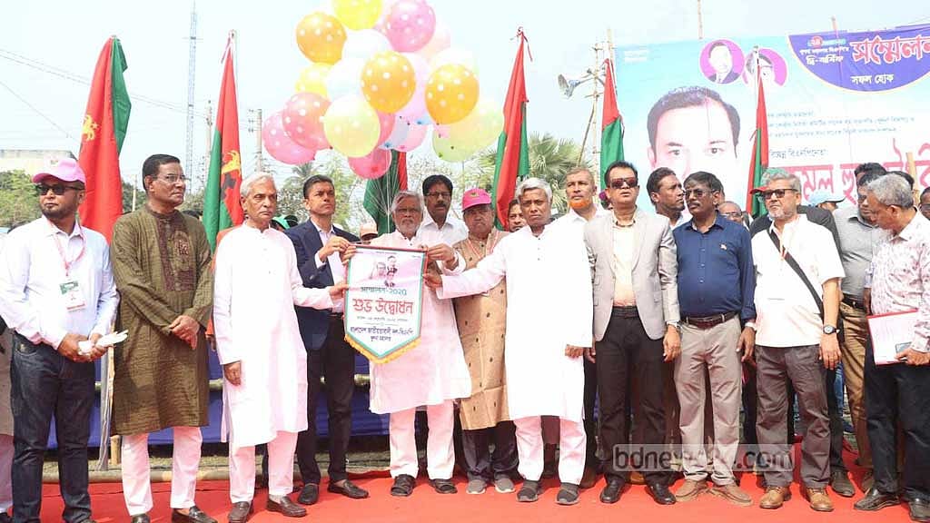 খুলনার সার্কিট হাউস মাঠে মহানগর বিএনপির সম্মেলন উদ্বোধন করছেন বিএনপির নেতারা। 
