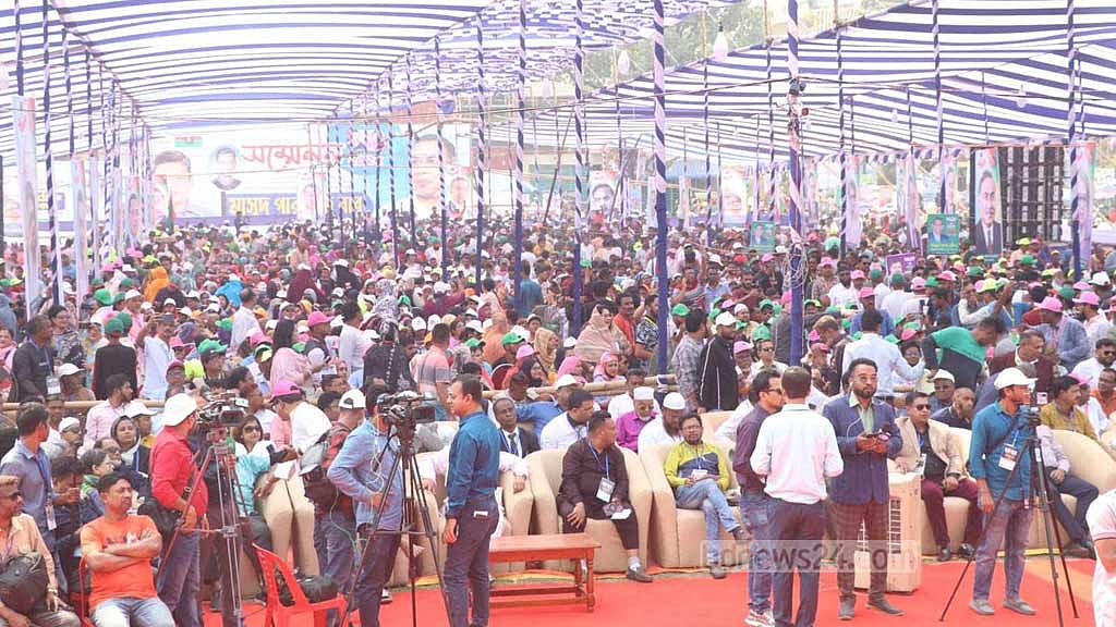 খুলনার সার্কিট হাউস মাঠে মহানগর বিএনপির সম্মেলনে হাজারো নেতাকর্মী অংশগ্রহণ করেন। 