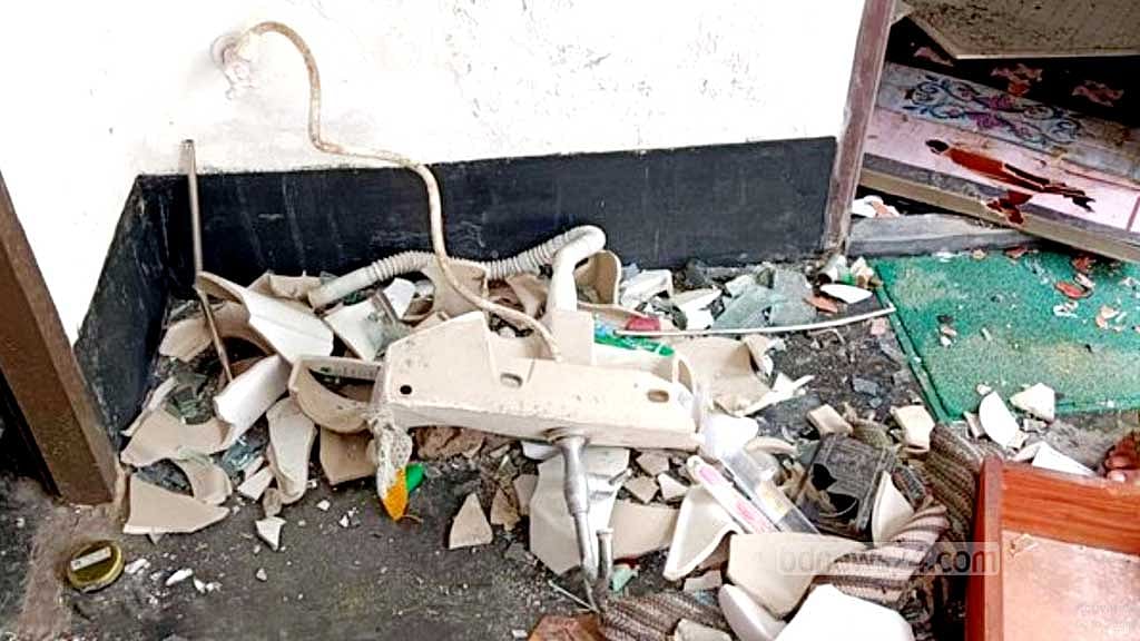 বাড়িতে বিভিন্ন জিনিসপত্র ভেঙে ফেলা হয়েছে। 