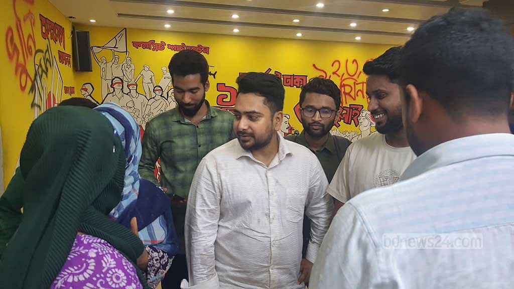 নতুন রাজনৈতিক দল গঠনের বিষয়ে বৈষম্যবিরোধী ছাত্র আন্দোলন ও জাতীয় নাগরিক কমিটির কমিটি বৈঠকে যোগ দিতে বাংলামোটরে নাগরিক কমিটির কার্যালয়ে আসেন সদ্য উপদেষ্টার পদ ছেড়ে দেওয়া নাহিদ ইসলাম।