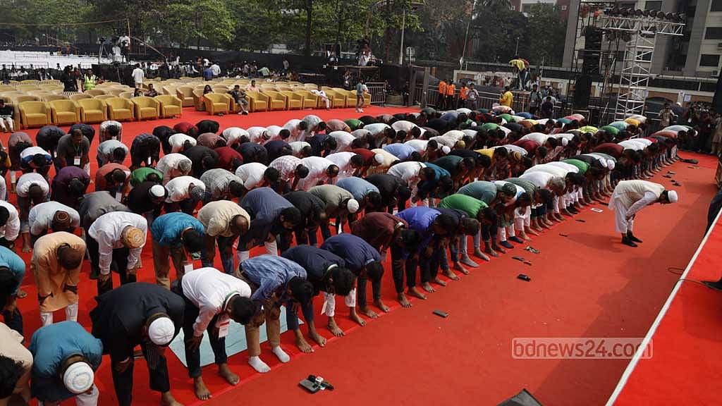 জাতীয় নাগরিক পার্টির আত্মপ্রকাশ অনুষ্ঠান শুরুর আগে মানিক মিয়া এভিনিউয়ে সমাবেশস্থলেই জুমার নামাজ পড়েন নেতাকর্মীরা।