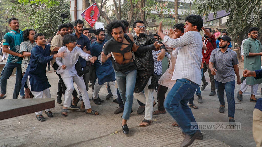 গত বছর ২৬ ফেব্রুয়ারি বাংলাদেশ গণতান্ত্রিক ছাত্র সংসদের আত্মপ্রকাশের পর বেসরকারি বিশ্ববিদ্যালয়ের শিক্ষার্থীদের আরেক পক্ষের হট্টগোল হয়। ছবি: মাহমুদ জামান অভি