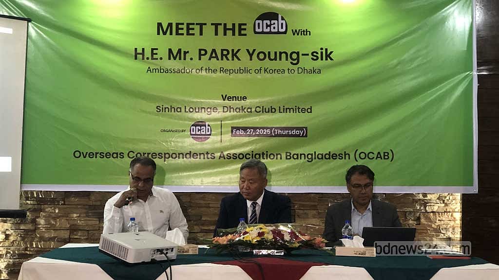 ঢাকায় ওভারসিজ করেসপন্ডেন্টস অ্যাসোসিয়েশন, বাংলাদেশ (ওকাব) আয়োজিত ‘মিট দ্য ওকাব’ অনুষ্ঠানে বক্তব্য রাখেন দক্ষিণ কোরিয়ার রাষ্ট্রদূত পার্ক ইয়াং-সিক।