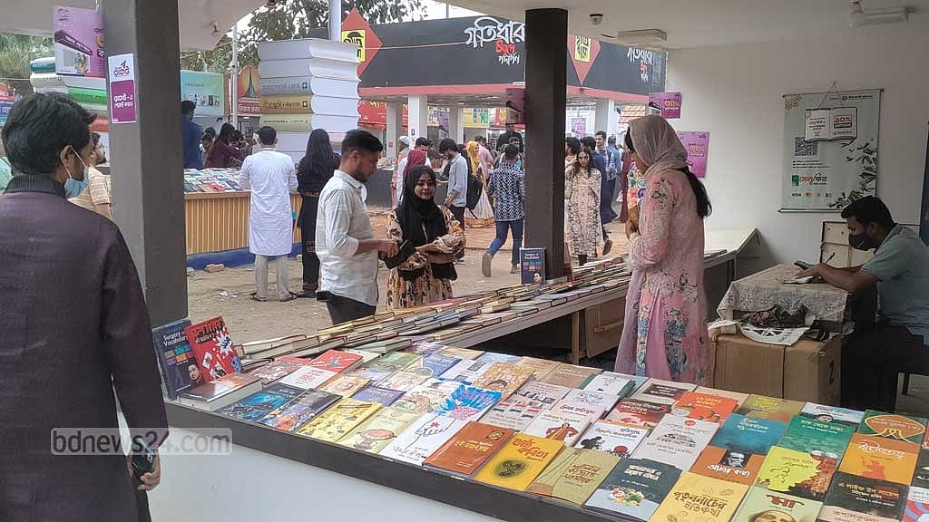 শুক্রবার সকাল থেকে দুপুর পর্যন্ত  মেলায় মানুষের খুব একটা ভিড় ছিল না।