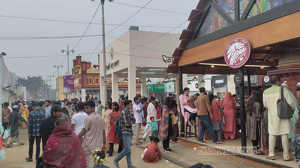 শুক্রবার শেষ দিন বেলা গড়ানোর সঙ্গে সঙ্গে মেলায় লোকসমাগম বাড়তে থাকে।