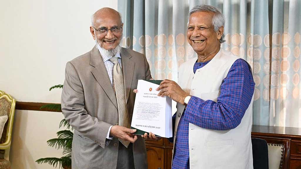 জনপ্রশাসন সংস্কার কমিশনের প্রধান আব্দুল মুয়ীদ চৌধুরী গেল ফেব্রুয়ারিতে প্রধান উপদেষ্টা মুহাম্মদ ইউনূসের কাছে প্রতিবেদন জমা দেন, সেখানে আলাদা মাধ্যমিক শিক্ষা অধিদপ্তর করার সুপারিশ এসেছে। ফাইল ছবি 