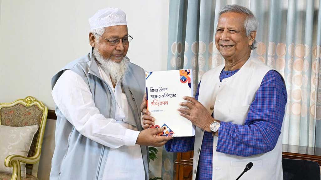 বিচারবিভাগ সংস্কার কমিশনের প্রধান সাবেক বিচারপতি শাহ আবু নাঈম মমিনুর রহমান বুধবার প্রধান উপদেষ্টা মুহাম্মদ ইউনূসের কাছে প্রতিবেদন জমা দেন।