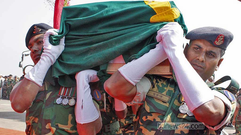 পিলখানায় শহীদ সেনা কর্মকর্তাদের প্রতি ২০০৯ সালের ১ মার্চ রাষ্ট্রীয় সম্মান জানানো হয়। ফাইল ছবি