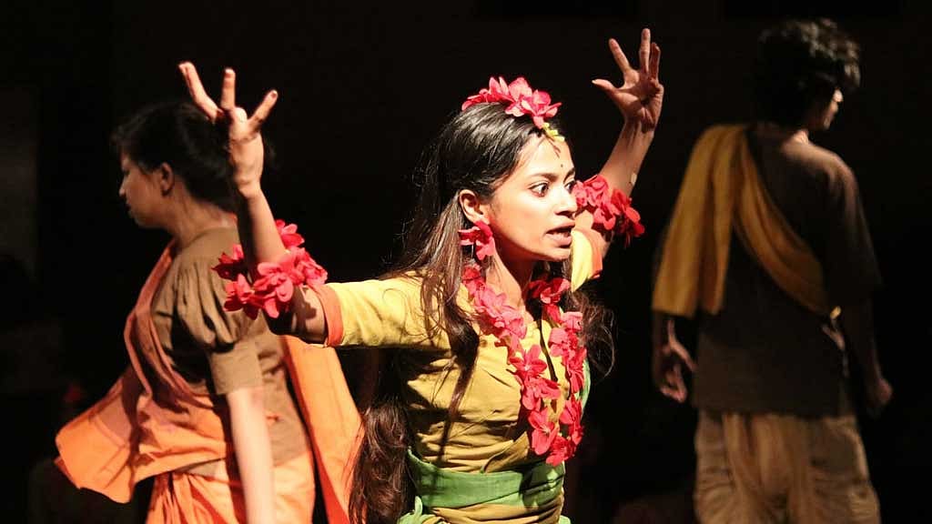 রক্তকরবী নাটকের মহড়ার দৃশ্য। ছবি তানভীর নাহিদ খানের সৌজন্যে। 