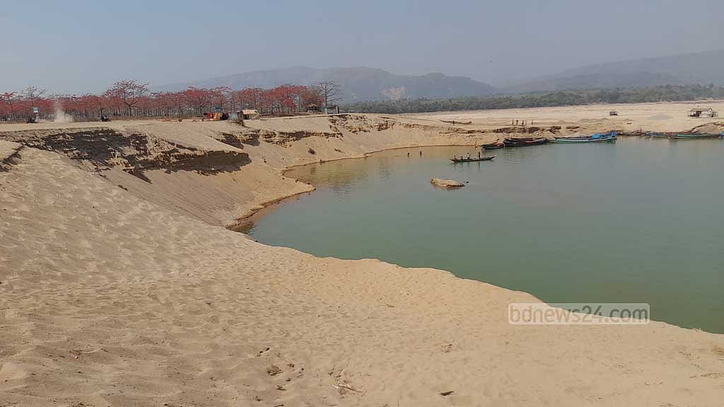সুনামগঞ্জের তাহিরপুর উপজেলার যাদুকাটা নদীতে বালু তোলার তাণ্ডবে হুমকির মুখে শিমুলবাগান এলাকা।