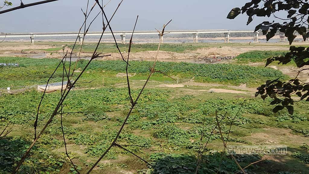 সুনামগঞ্জের তাহিরপুর উপজেলার যাদুকাটা নদীতে বালু তোলার তাণ্ডবে হুমকির মুখে পড়েছে ‘শাহ আরেফিন-অদ্বৈত মৈত্রী’ সেতু।