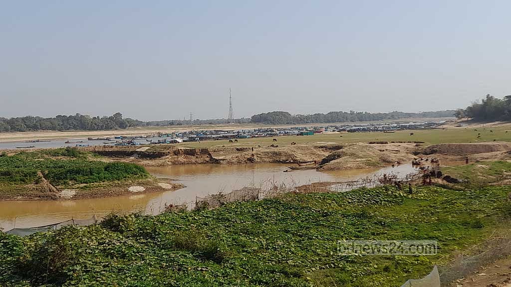 সুনামগঞ্জের তাহিরপুর উপজেলার যাদুকাটা নদীতে বালু তোলার তাণ্ডবে হুমকির মুখে মানুষের ফসলি জমি।