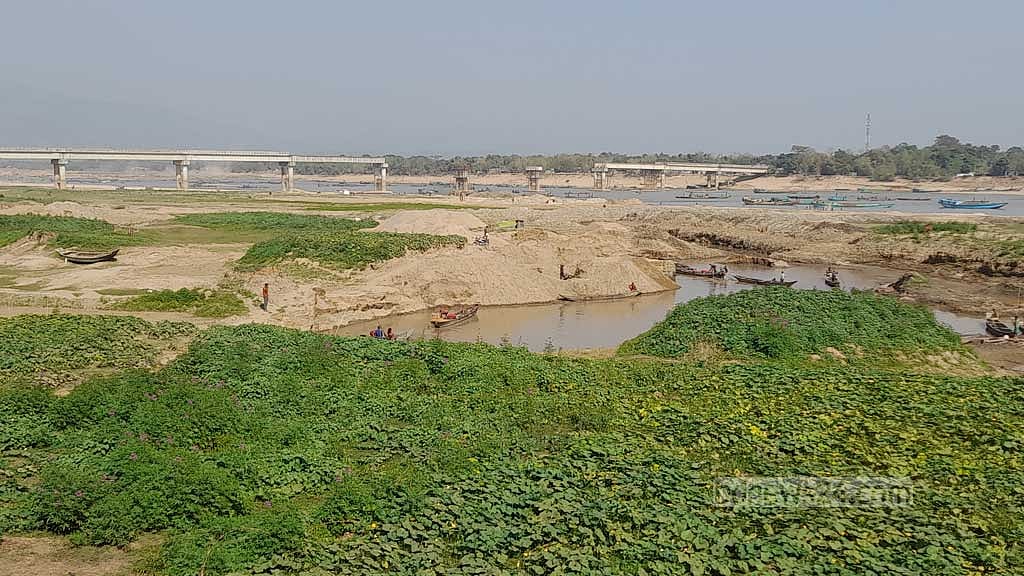 সুনামগঞ্জের তাহিরপুর উপজেলার যাদুকাটা নদীতে বালু তোলার তাণ্ডবে হুমকির মুখে ‘শাহ আরেফিন-অদ্বৈত মৈত্রী’ সেতু।