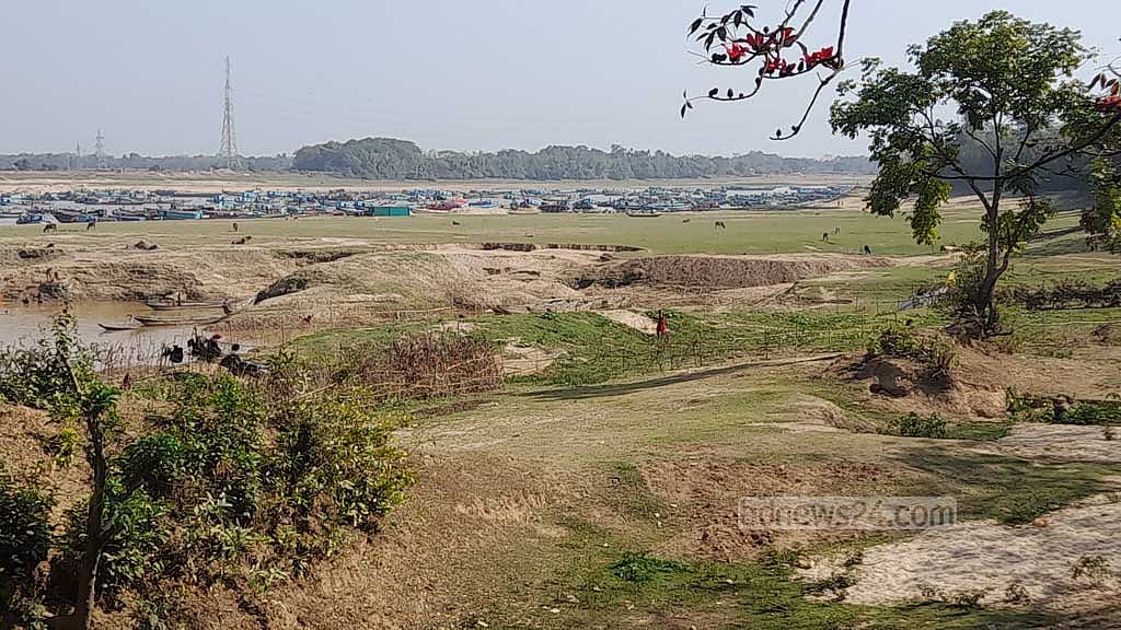 সুনামগঞ্জের তাহিরপুর উপজেলার যাদুকাটা নদীতে শত শত নৌকা নিয়ে চলছে বালু তোলার তাণ্ডব।