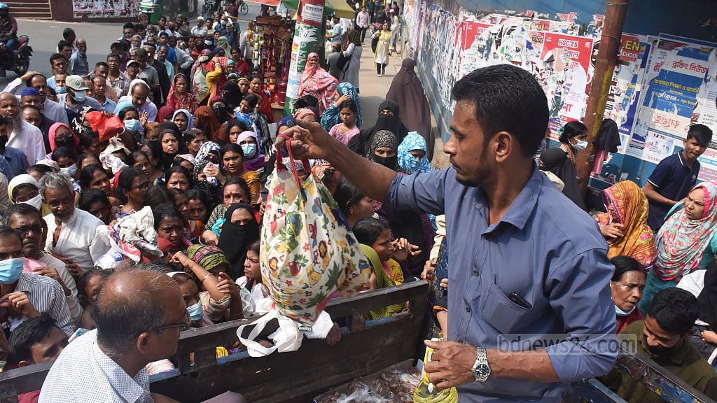 অনুরোধ করেও ক্রেতাদের থামানো যায়নি। ধাক্কাধাক্কি করে অনেকেই লাইনে আগে দাঁড়ানোর চেষ্টা করেছেন।