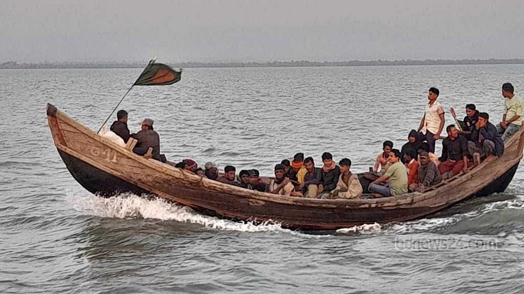 বৃহস্পতিবার সন্ধ্যায় টেকনাফ পৌরসভার চৌধুরী পাড়া সংলগ্ন একদিনের ট্রানজিট জেটি ঘাট দিয়ে জেলেদের ফেরত আনা হয়েছে। 