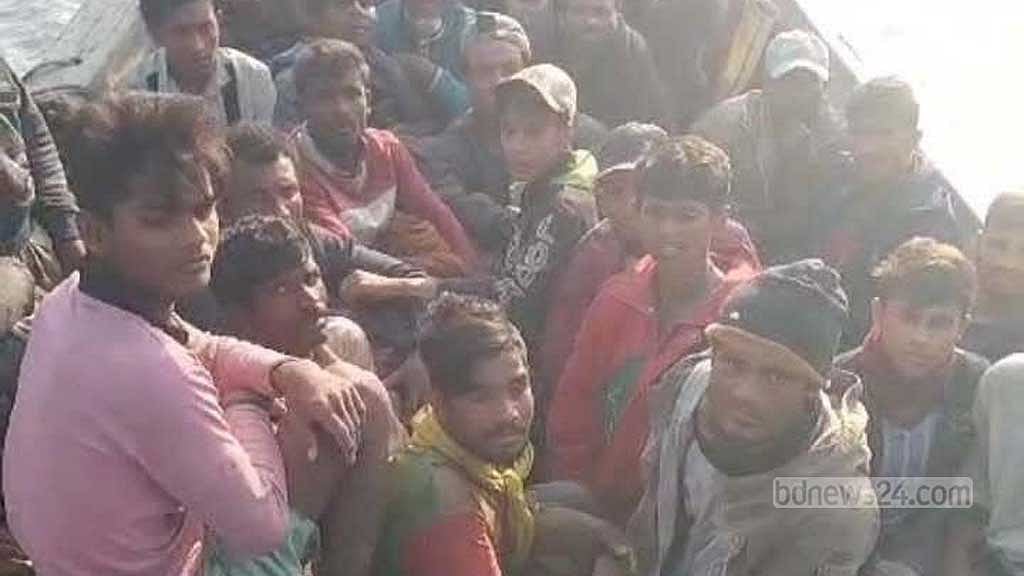 বৃহস্পতিবার সন্ধ্যায় টেকনাফ পৌরসভার চৌধুরী পাড়া সংলগ্ন একদিনের ট্রানজিট জেটি ঘাট দিয়ে জেলেদের ফেরত আনা হয়েছে।