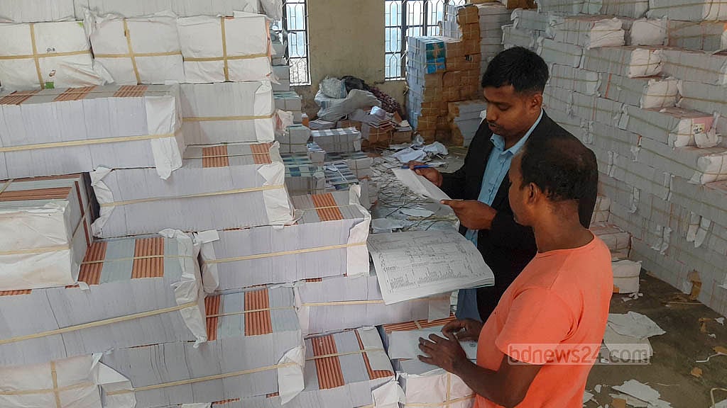 রোজা আর ঈদের ছুটি এলেও সব বই শিক্ষার্থীদের হাতে পৌঁছায়নি। এর প্রভাব যে অর্ধবার্ষিক পরীক্ষায় পড়বে, সে কথা মনে করিয়ে দিয়েছেন অনেকেই।