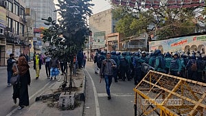 মাদ্রাসা মাঠে আদালত বসানোর প্রতিবাদে সড়কে আলিয়ার শিক্ষার্থীরা