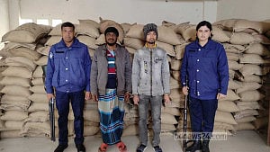 বাগেরহাটে ব্যবসায়ীর গুদামে ওএমএসের ৬০০ বস্তা চাল, গ্রেপ্তার ২