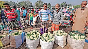 দুই-আড়াই টাকার সবজি হাত বদলে ঢাকায় ২০-২৫ টাকা