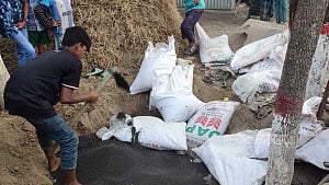 ব্রাহ্মণবাড়িয়ায় ইউপি সদস্যের গুদামে নকল সার, জরিমানা