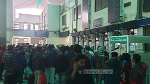 রেল বন্ধে দিনভর ভোগান্তি, বিআরটিসির বাসে গেছেন কেউ কেউ
