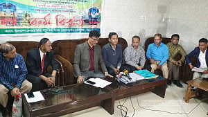মজিবুরে ‘আটকে’ রেলের চাকা