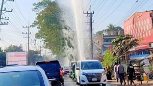 গাড়ির ধাক্কায় চট্টগ্রামে ওয়াসার পাইপে ফাটল, কয়েক ঘণ্টা ভোগান্তি