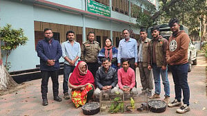 চট্টগ্রামের বাসা থেকে ১৬ টিয়া ও ৯ শালিক উদ্ধার, গ্রেপ্তার ৩