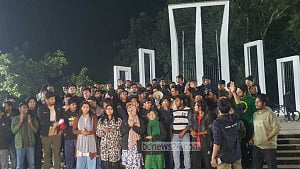 ঢাকা বিশ্ববিদ্যালয়ে মাঝরাতে আবার ‘কোটা না মেধা’ স্লোগান, বিক্ষোভ