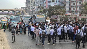 যাত্রাবাড়ীতে সড়ক আটকে বিক্ষোভ