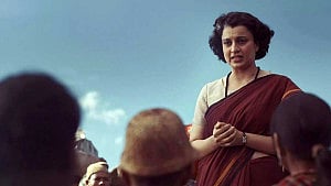 ইন্দিরা বেশে ‘যুদ্ধ ঘোষণা’ কঙ্গনার
