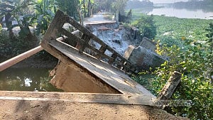 গোপালগঞ্জে সেতু ভেঙে যোগাযোগ বিচ্ছিন্ন, ভোগান্তি