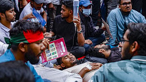 তিতুমীরের সামনে অবরোধ, অনশন