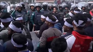 মালয়েশিয়ার স্বপ্নভঙ্গ: কারওয়ান বাজারে সড়ক অবরোধ