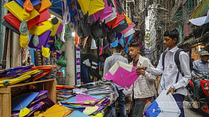 সাকরাইনের আগ মুহূ্র্তে উৎসবের প্রস্তুতিতে পুরান ঢাকা
