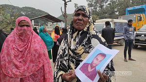 ‘সরকার কী চায় কউক, দিমু, তবু পোলাডার সন্ধান দিক’