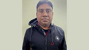 রাজধানীতে পুলিশ হেফাজত থেকে পালালেন সাবেক ওসি